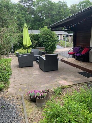 Sfeervolle blokhut op de Veluwe op recreatiepark Topparken in Beekbergen met vrije tuin en eigen parkeerplaats Buitenkant foto